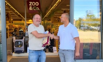 Tim Watzke gratuliert Marktinhaber Tobias Schmidt zum Jubläum