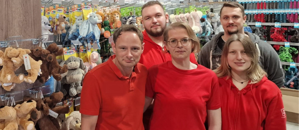 Teamfoto von Dina Lehmann und ihrem Team bei der Eröffnung des neuen ZOO & Co.-Fachmarkts in Schwerte