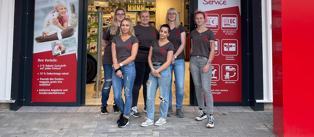 Teamfoto vor dem neuen ZOO & Co.-Fachmarkt in Aachen