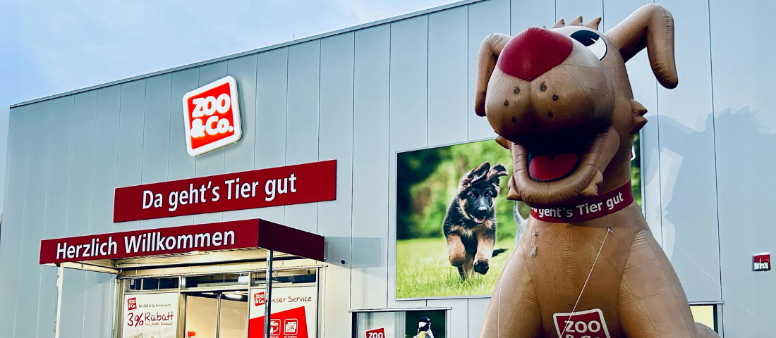 Außenansicht des neuen ZOO & Co.-Fachmarkts in Einbeck, eröffnet im Oktober 2023 mit großem Heimtier-Sortiment.